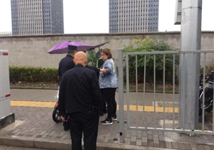 伸出援手，大愛(ài)無(wú)疆，宗保北蔡市容項目隊員救助暈倒女子