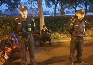 雨天老人騎車(chē)受傷，特保隊員出手相助 --惠南市容項目幫助交通事故