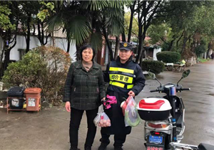 迷路老人神情慌，宗保特保來(lái)幫忙 --長(cháng)興島項目將迷路老人送回家