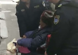 老人突然摔倒  宗保隊員及時(shí)相助 --北蔡市容項目幫忙攙扶摔倒老人