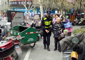 老人身體不適，幸遇宗保隊員 --臨平市容項目將身體不適老人送回家