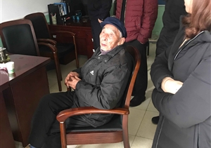 老人迷路求幫助，宗保隊員來(lái)幫助 --惠南市容把迷路老人送回家