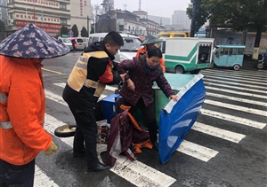 老人倒地扶不扶？民泰特保告訴你答案！ --浙江民泰星橋市容項目攙