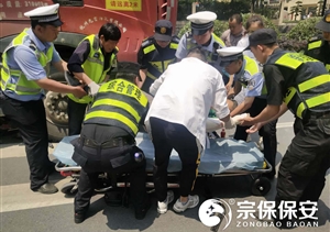 路遇交通事故，特保出手相助----閑林項目救助車(chē)禍傷者