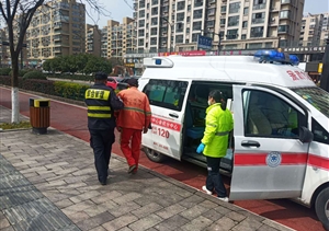 老人昏倒在地，扶還是不扶？民泰保安給出溫暖堅定的答案 ——浙江