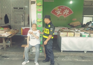 耄耋老人行動(dòng)不便   宗保保安熱心相助 ——宗保公司駐徽州區市容