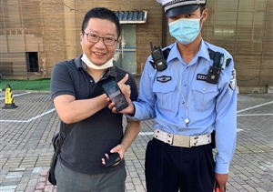 宗保公司駐閔行交通輔警項目隊員撿到一部蘋(píng)果手機