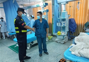 女孩暈倒不省事 隊員施救解其?！h市容項目隊員救助暈倒女孩