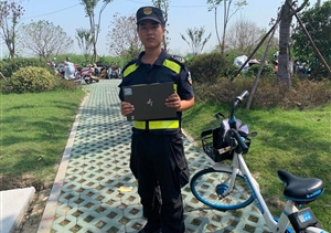 良渚地鐵菜場(chǎng)項目隊員撿到一個(gè)手提包