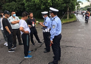 交通事故路擁堵 隊員疏導保暢通—金橋交管隊員及時(shí)疏通事故現場(chǎng)