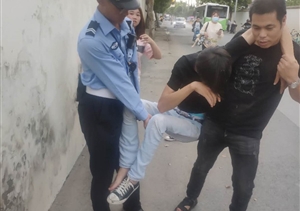 醉酒男子倒路邊   輔警協(xié)助送回家--金橋輔警項目隊員幫助醉酒男子