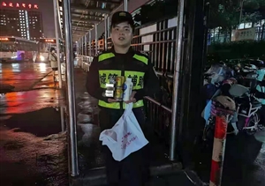 堅守底線(xiàn)樹(shù)正氣 拒收物品獲稱(chēng)贊 —周浦市容項目隊員拒收物品